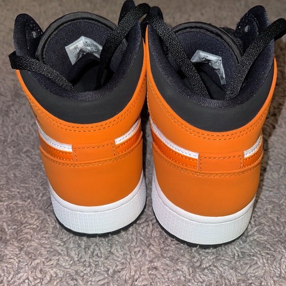 AJ1's size 4y- equivalent to 5.5 wmns - Picture 4 of 5